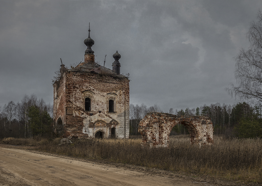 Заброшенная часовня с тремя козырьками